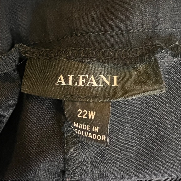 Alfani Women's Black Straight Leg Capris Size 22W NWOT - Picture 3 of 5